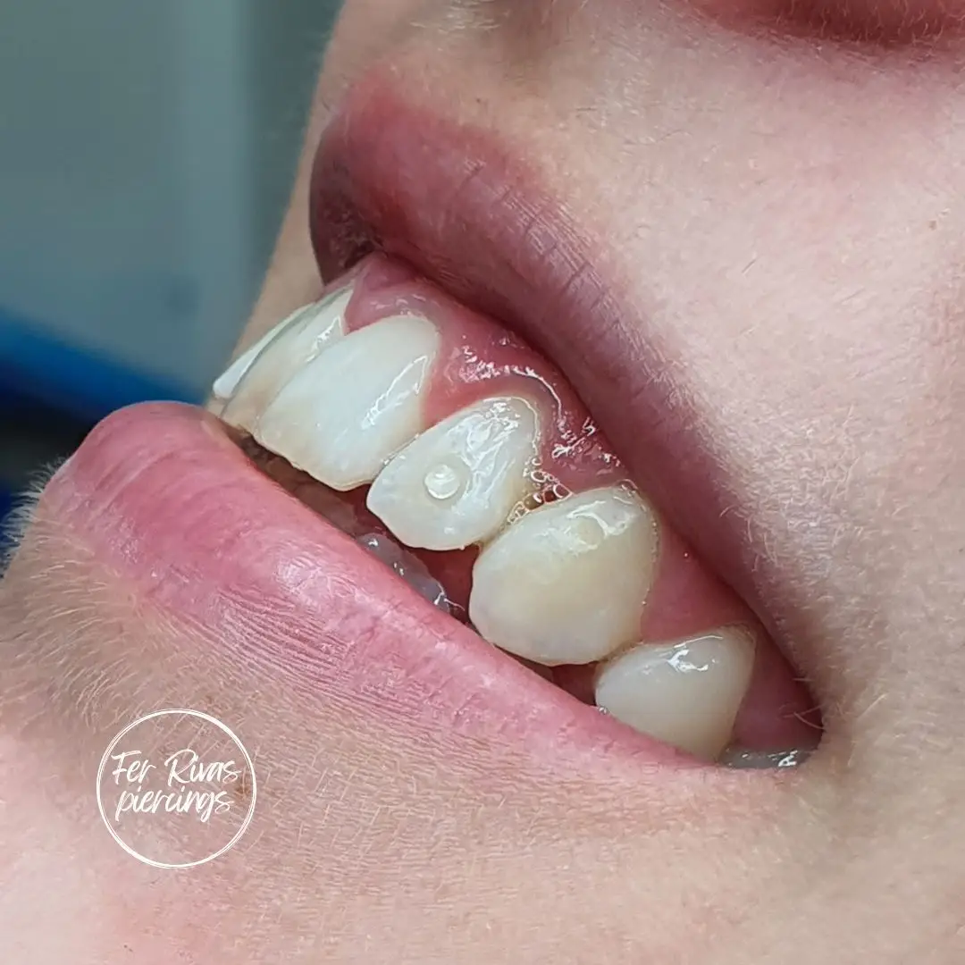 Piercing en cartílago por Fer Rivas en Zima Tattoo