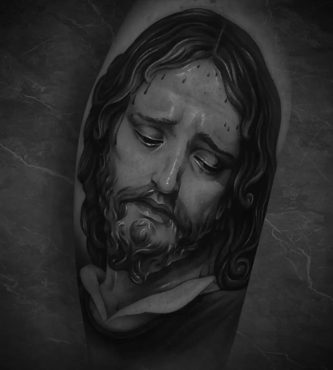 Tatuaje religioso realista por Choco